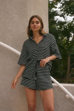 Across Oceans Set Black